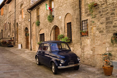 Gubbio sokakta eski araba