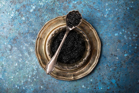 Schwarzer Kaviar in einer Schüssel