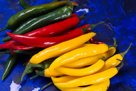 Καυτερές πιπεριές διαφόρων χρωμάτων