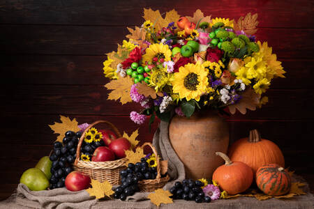 Owoce, dynie i kwiaty na stole