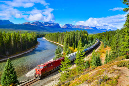Tren în Parcul Național Banff