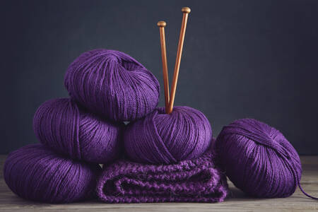 Ballen van paarse wol