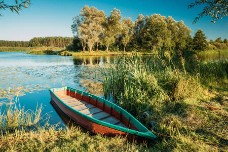 Barcă de pescuit pe lac