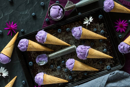 Es krim blueberry dengan buah beri