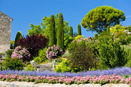 Taman bergaya Provencal
