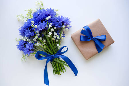 En bukett blåklint och en present