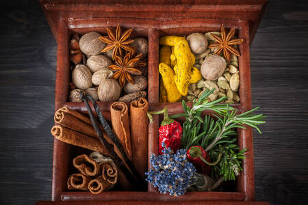 Condimente și ierburi într-o cutie de lemn