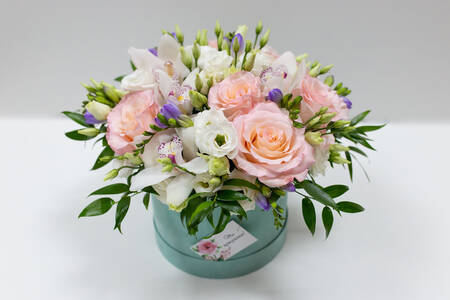 Buket ružičastih ruža i orhideja