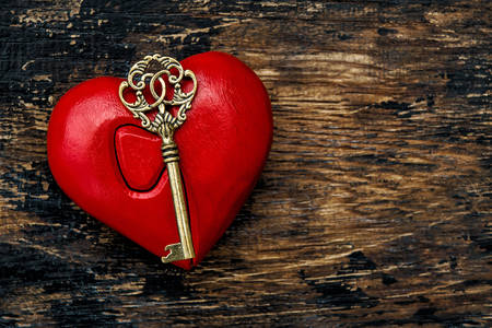 Piros szív és arany kulcs
