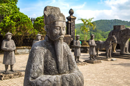 Esculturas de guerreiros em frente ao túmulo de Khai Dinh