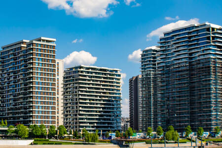 Teil des Gebäudes des Crowne Plaza Hotels in Belgrad