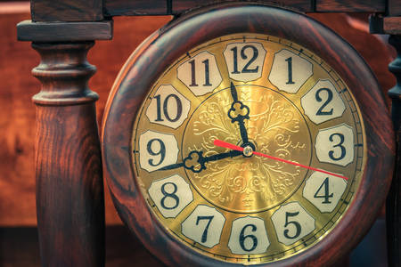Antyczny zegar wykonany z drewna