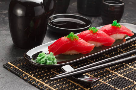 Tuňák sashimi