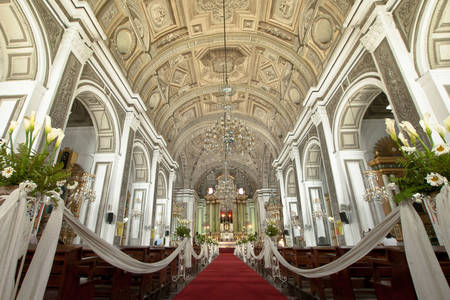 Svadobný interiér v kostole San Agustin