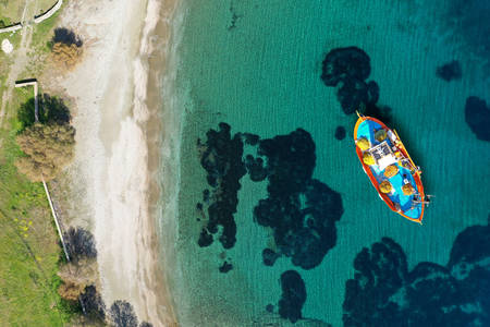 Лодка у пляжа Айос Прокопиос