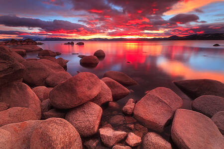 Захід сонця на озері Тахо