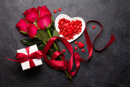 Piros rózsák és édességek szív alakú