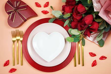 Tischdekoration mit roten Rosen