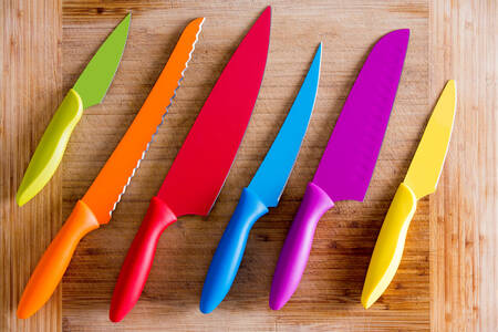 Facas de cozinha multicoloridas
