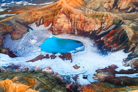Lac bleu dans le cratère du volcan Gorely