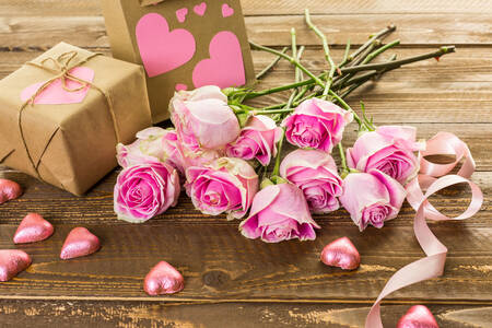 Rózsaszín rózsák és ajándék