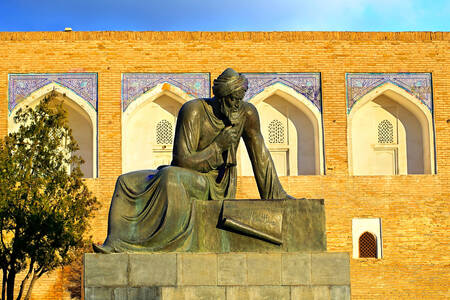 Standbeeld van Mohammed ibn Musa al-Khwarizmi