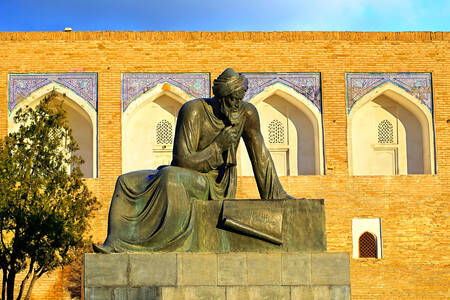 Estátua de Muhammad ibn Musa al-Khwarizmi
