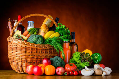 Košík se zeleninou, ovocem
