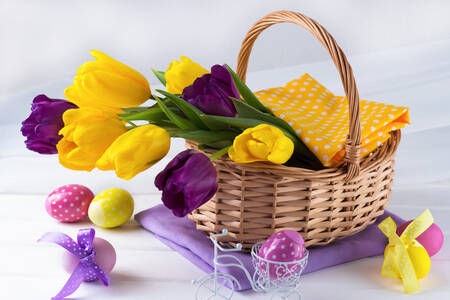 Huevos de Pascua y un ramo de tulipanes