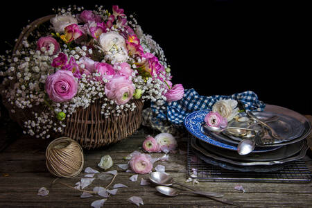 Buquê de flores em uma cesta sobre a mesa