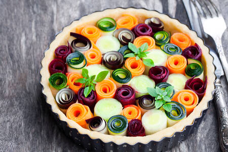 Torta com vegetais coloridos