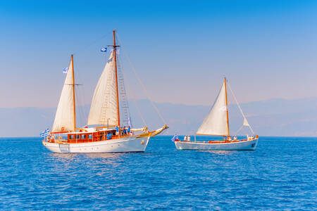 Barcos à vela de madeira