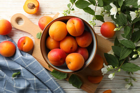 Albicocche in una ciotola sul tavolo