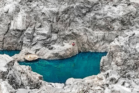 Rocce sopra uno stagno con acqua turchese