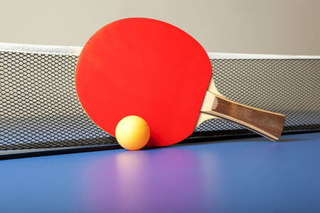 Ракетка і м'яч для настільного тенісу
