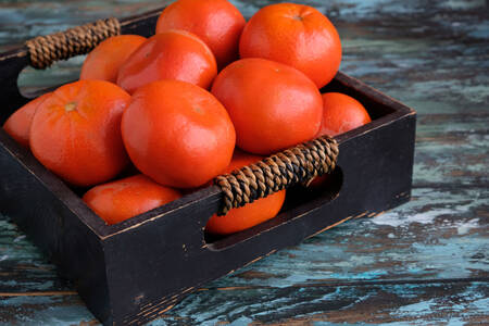 Narancsok egy dobozban az asztalon