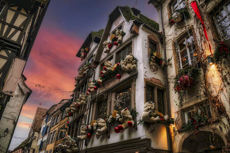 Weihnachtsdekorationen in einer Straße in Straßburg