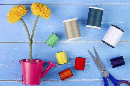 Квіти, котушки ниток і ножиці