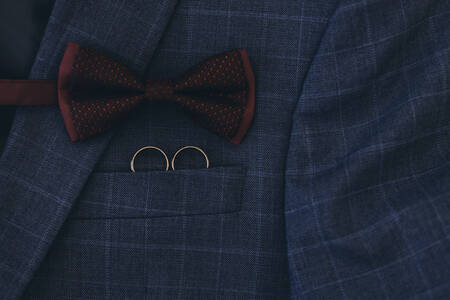 Vihkisormukset taskussa