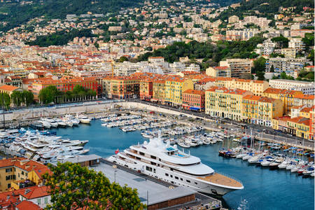 Uitzicht op de oude haven van Nice met jachten