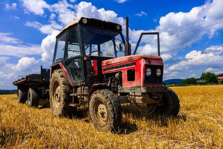 Rode tractor in het veld