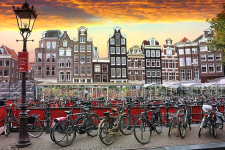 Традиционни стари къщи и велосипеди в Амстердам