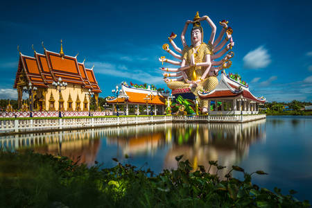 Statuia Guanyin cu 18 brațe la Wat Plai Laem