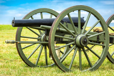Старая пушка времен Гражданской войны