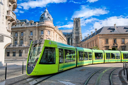 Tramvaj v ulicích Remeše