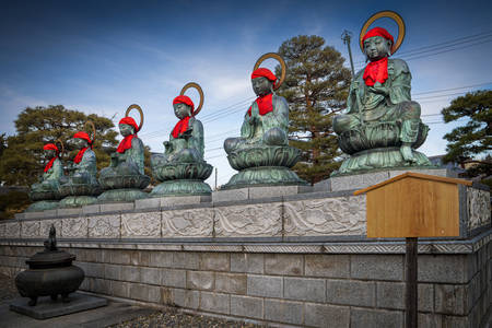 Statuen im Zenkoji-Tempel in Nagano