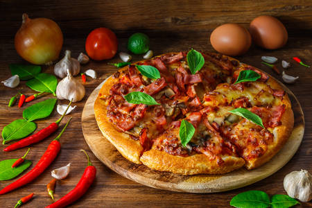Pizza en una tabla de madera
