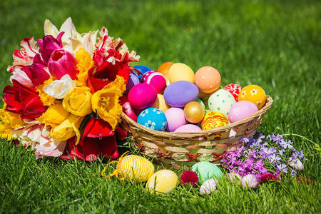 Košík s veľkonočnými vajíčkami a tulipánmi