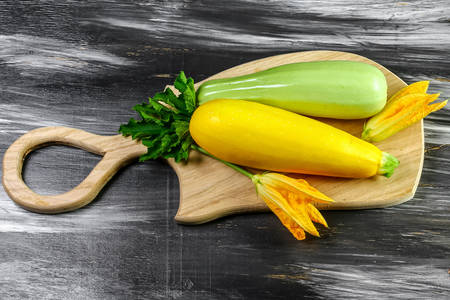 Zucchine su una tavola di legno