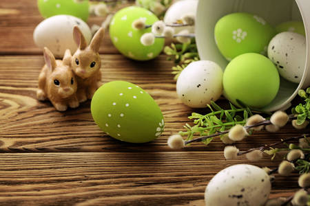 Ahşap bir masa üzerinde Paskalya yumurtaları